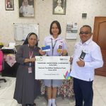 Kezia Ziva Varzea Kamu siswa SMA Katolik Rex Mundi Manado yang juga bertugas pada Upacara HUT Kemerdekaan RI ke-78 di Istana Merdeka (17/08) (Tengah) menerima bantuan TJSL Pendidikan PLN diserahkan oleh Manager Komunikasi & TJSL PLN UID Suluttenggo, Jedri Pangalila.