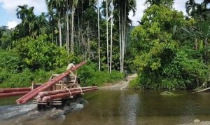 Petugas-PLN-membawa-material-pendukung-kelistrikan-menembus-sungai-ke-Desa-Gunung-yang-jaraknya-kurang-lebih-200-kilometer-dari-Banda-Aceh