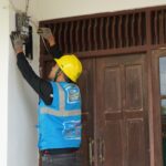 Ilustrasi-petugas-PLN-saat-melakukan-penggantian-miniature-circuit-breaker-pada-kWh-meter-pelanggan-yang-melakukan-tambah-daya-listrik