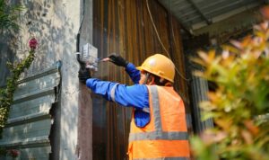 Ilustrasi-petugas-tengah-melakukan-penambahan-daya-listrik-pelanggan