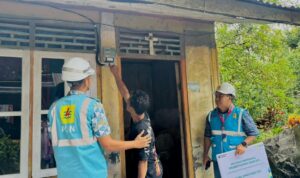 Penyalaan-Bantuan-Penyalaan-Listrik-di-Rumah-Bapak-Markus-Sugianto-Kansil-dari-Program-Sosial-Perokris