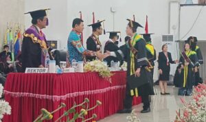 victor-mailangkay-menyalami-wisudawan-unsrat-2026